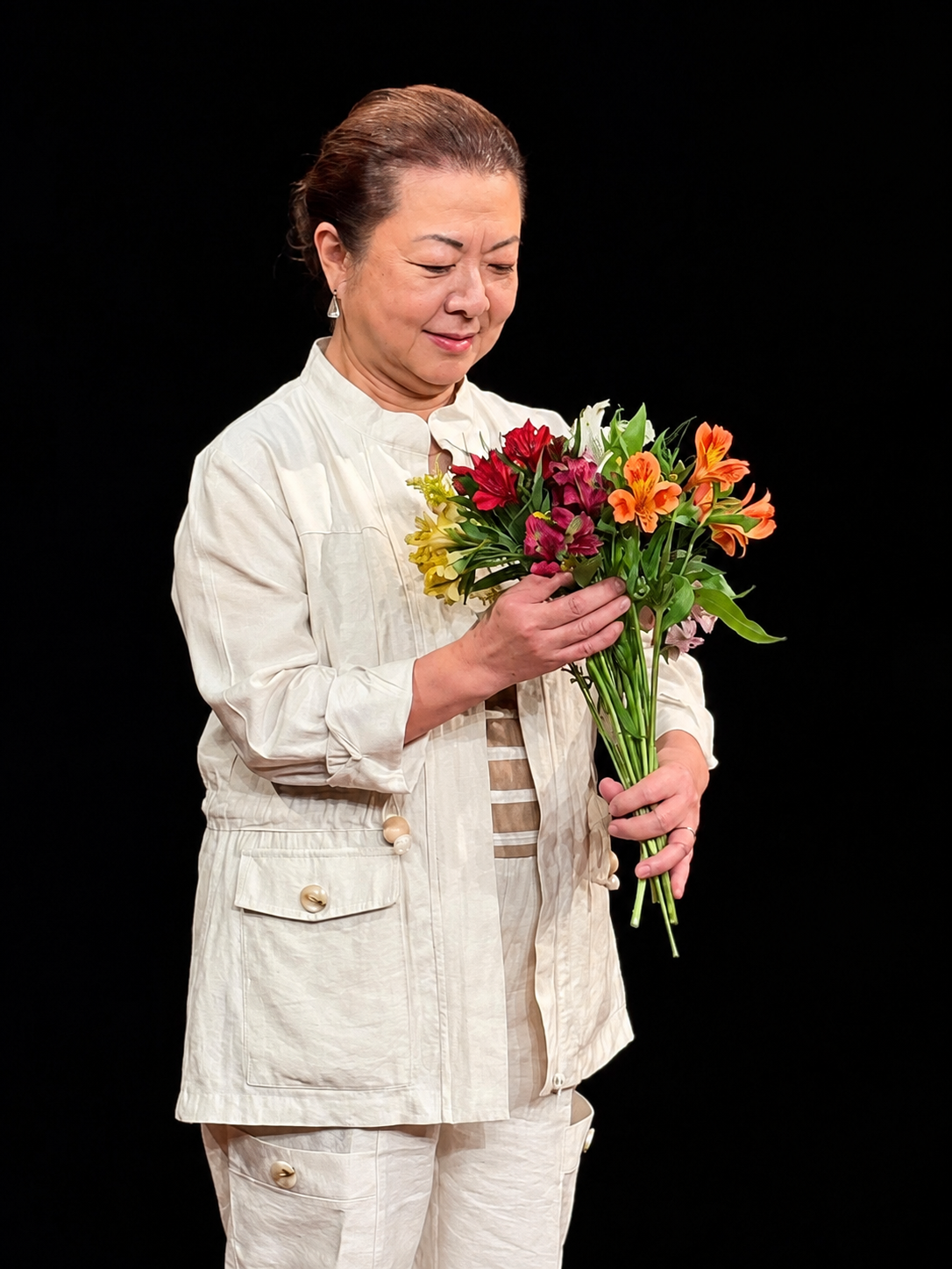 Emília Kiyohara com flores no palco